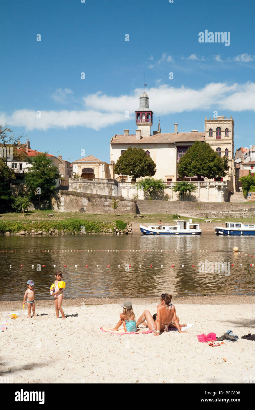 Les touristes à bronzer et à vous baigner dans la rivière Lot à Castelmoron, Aquitaine, France Banque D'Images