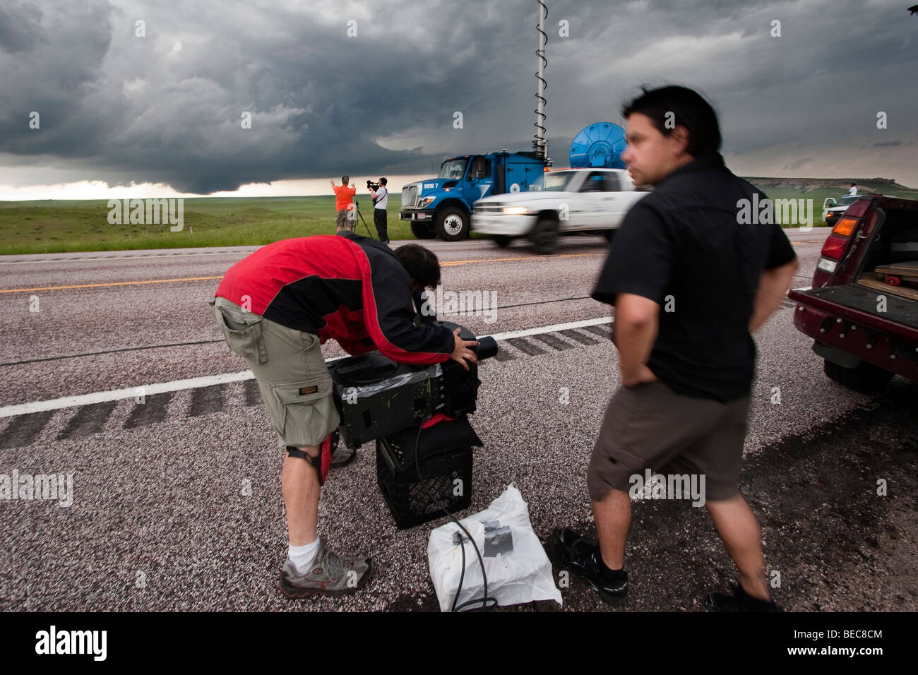 Les vidéographes IMAX configurer une caméra IMAX pour filmer une tornade en développement dans Gosen County, Wyoming, le 5 juin 2009 Banque D'Images