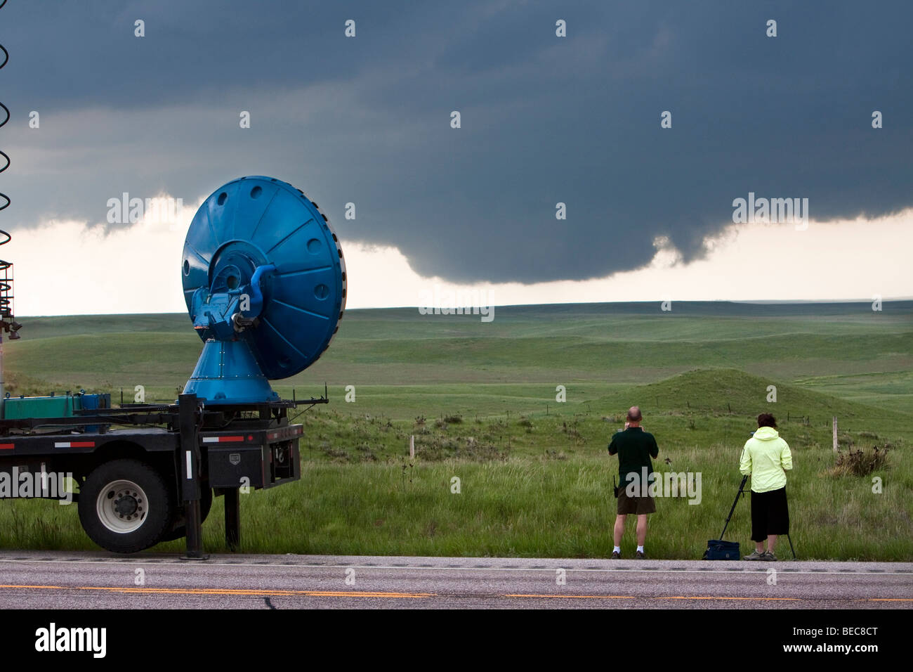 Les chasseurs de tempête avec Projet Vortex 2 regarder un nuage-mur lointain et dans Gosen supercell County, Wyoming, le 5 juin 2009. Banque D'Images