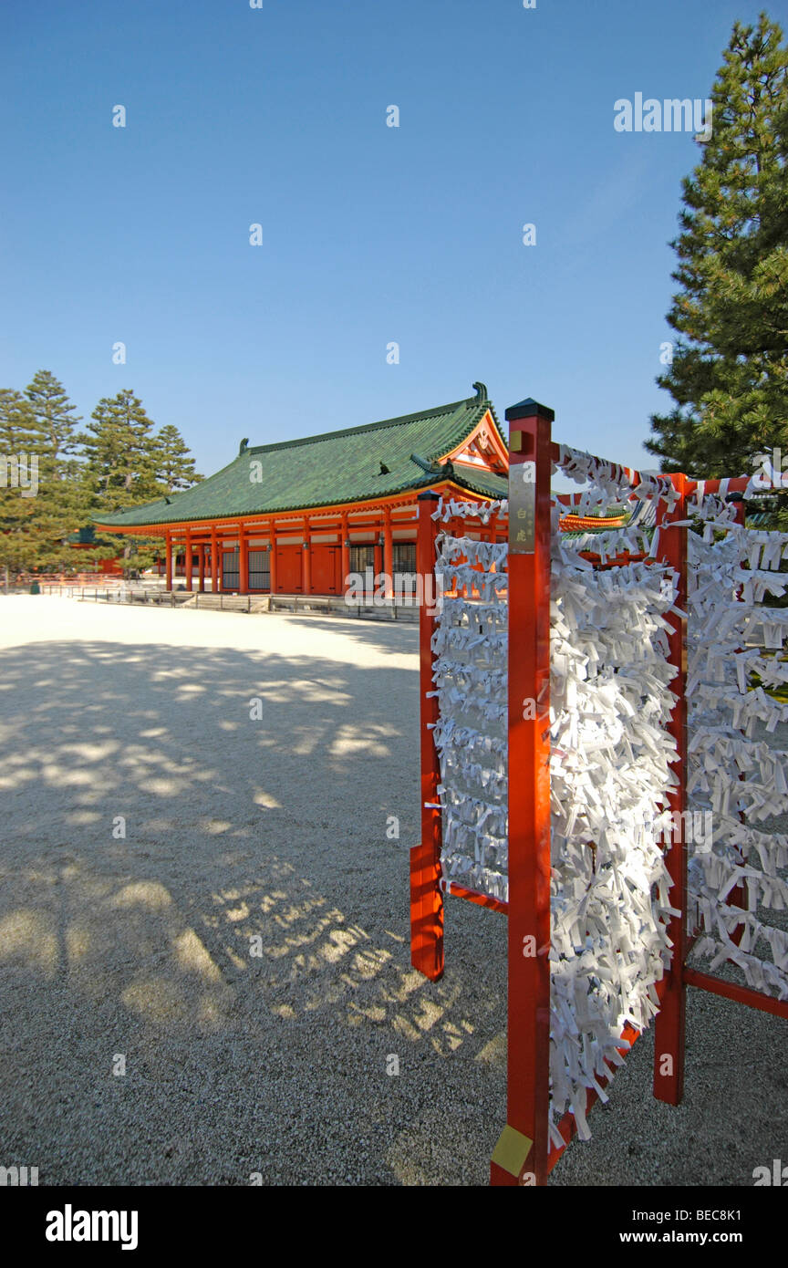 Des offrandes de omikuji (Fortune) papier à Heian Jingu (Sanctuaire Heian-Jingu), Kyoto, Japon Banque D'Images