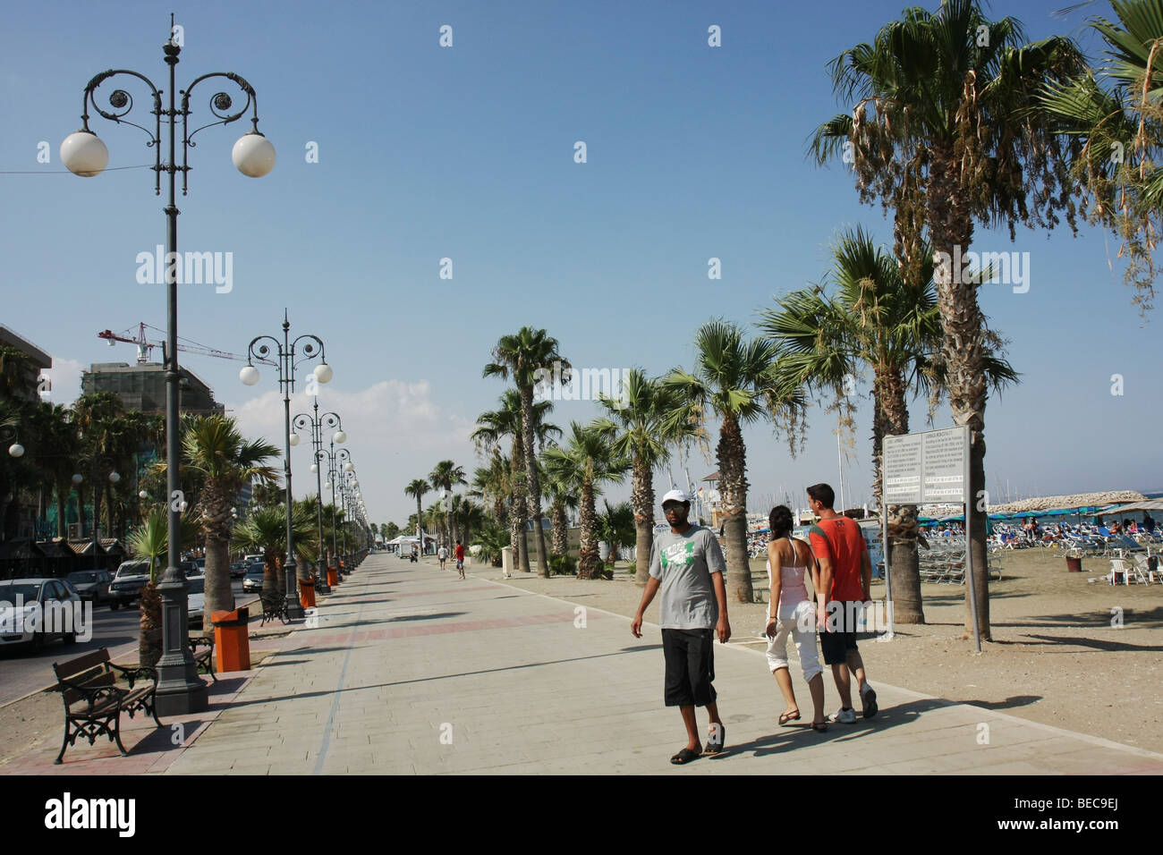 Les gens qui marchent à côté de la plage de Larnaca, Chypre. Banque D'Images