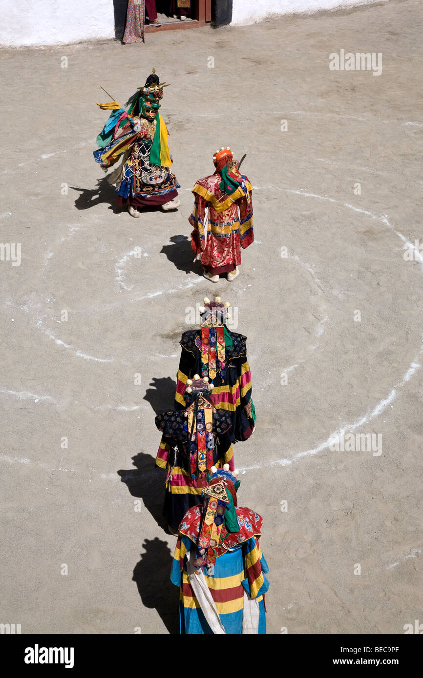 Les moines portant des costumes et des masques d'effectuer une danse rituelle. Phyang Gompa festival. Ladakh. L'Inde Banque D'Images