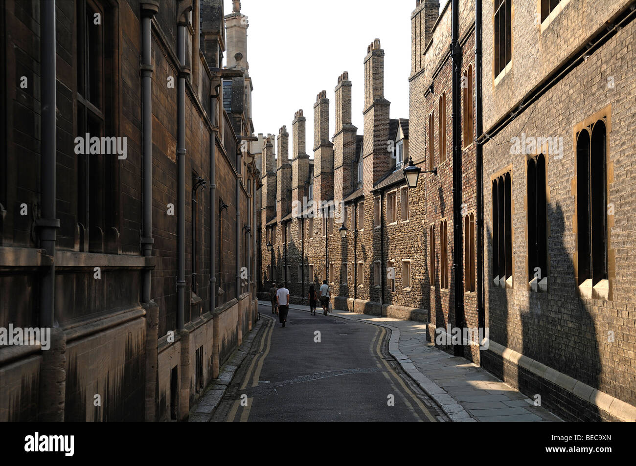 Petite ruelle de maisons anciennes et cheminée cheminées, Trinity Lane, Cambridge, Cambridgeshire, Angleterre, Royaume-Uni, Europe Banque D'Images