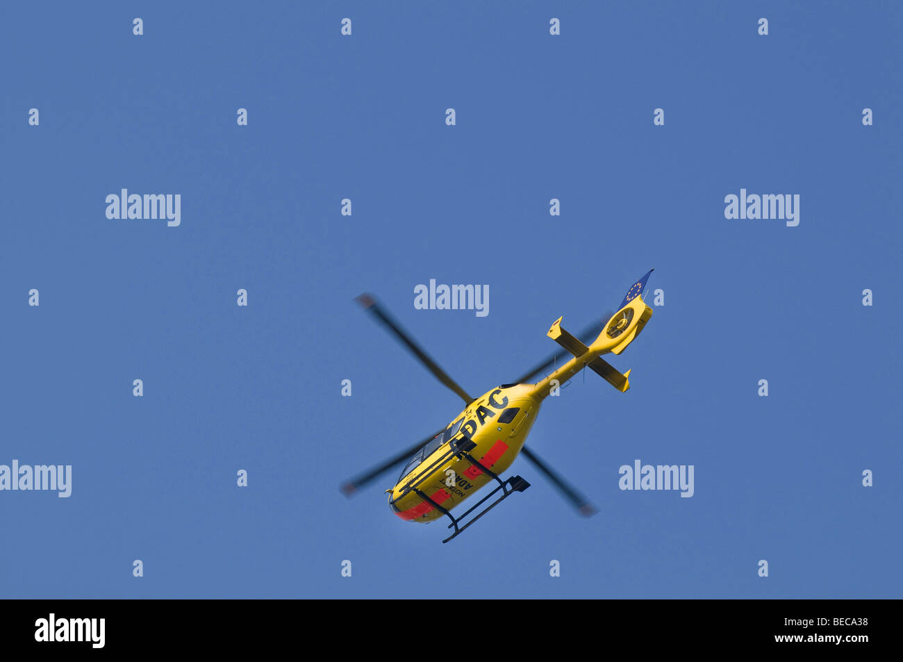 Hélicoptère de sauvetage aérien à partir de l'ADAC Luftrettung GmbH, ambulance, hélicoptère Christoph 20 vol en vue d'en bas Banque D'Images