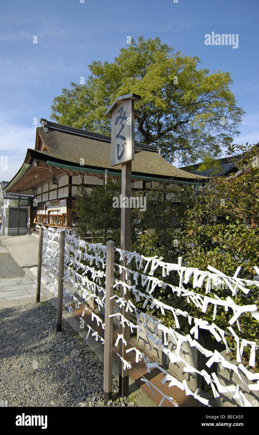 Des offrandes de omikuji (furtune papier) au Sanctuaire Fushimi Inari Taisha (Inari-Taisha) Jinja (sanctuaire), Fushimi-ku, Kyoto, Japon Banque D'Images