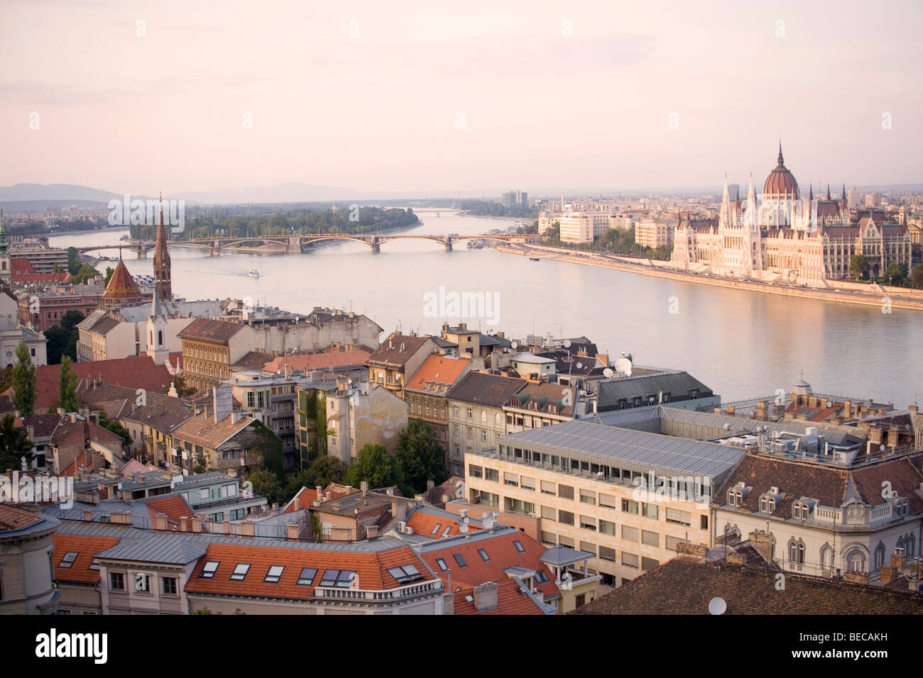 Vue panoramique du château de Buda, le Parlement, Budapest, Hongrie, Europe de l'Est Banque D'Images
