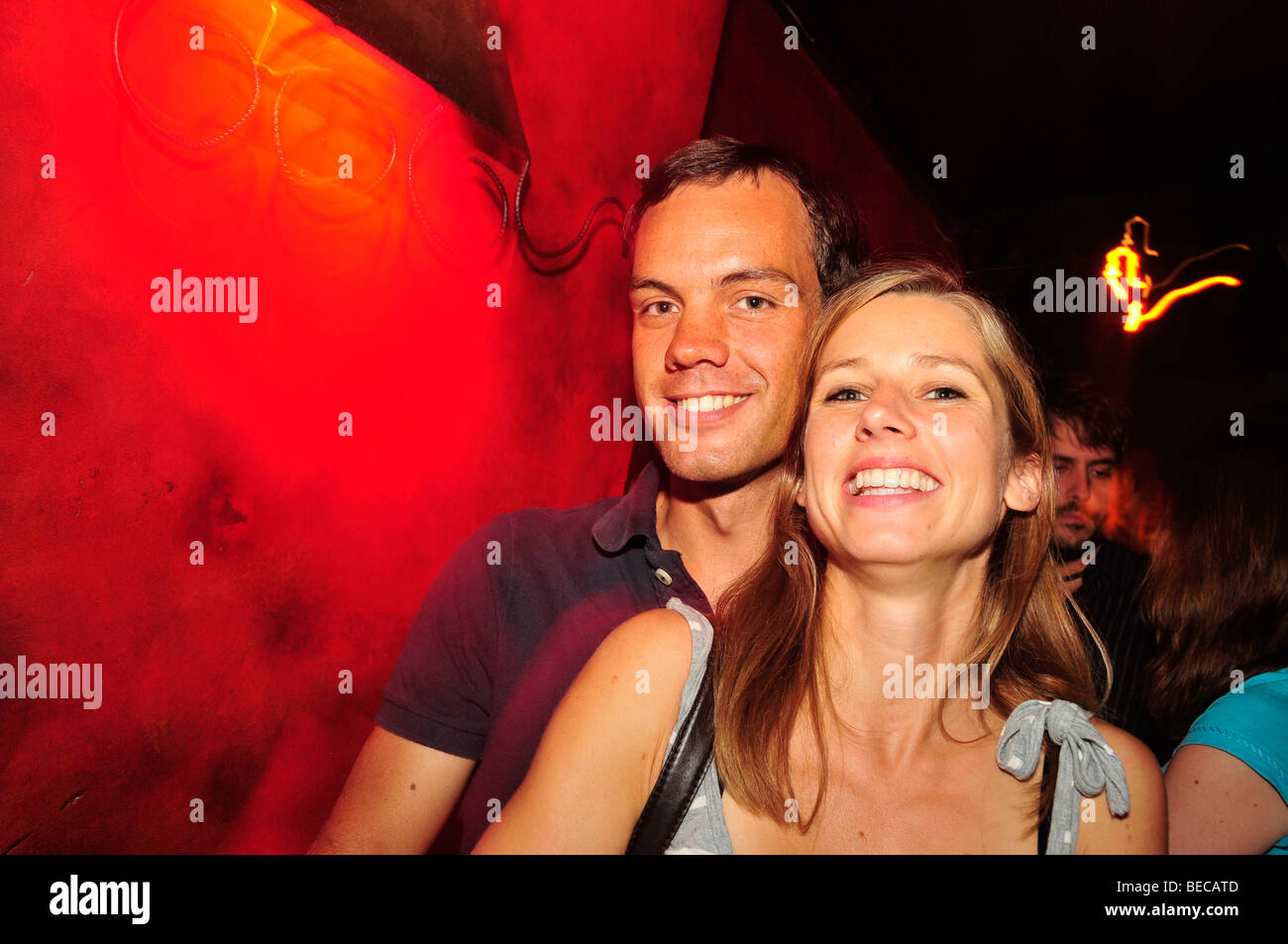 Jeune couple dans un club de nuit, sortir, Madrid, Espagne, Péninsule ibérique, Europe Banque D'Images