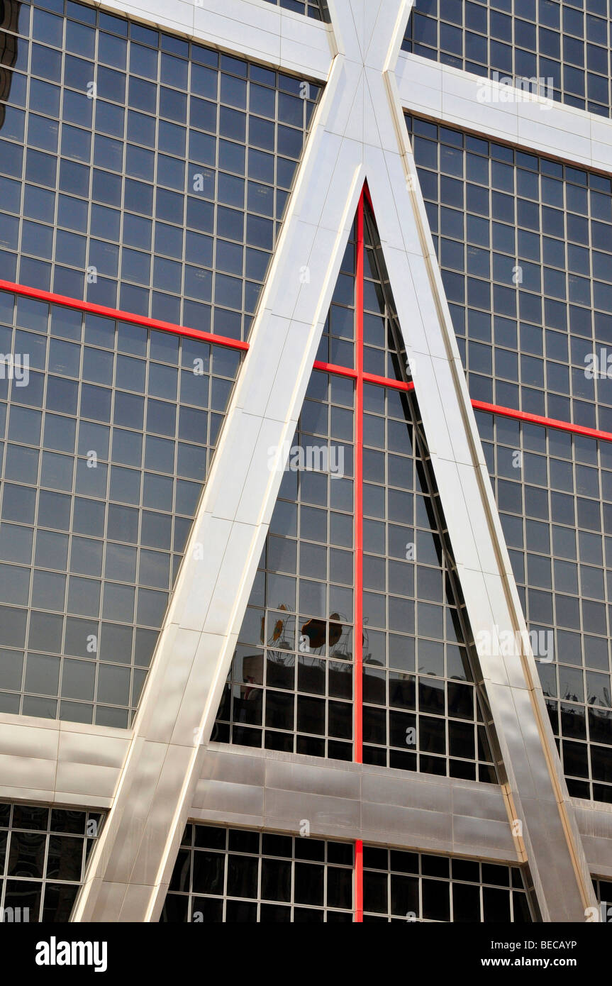 Détail de la façade de l'un des Torres Kio, tours Kio, également appelée Puerta de Europa, à l'Hôtel Plaza de Castilla, Madrid, Spai Banque D'Images