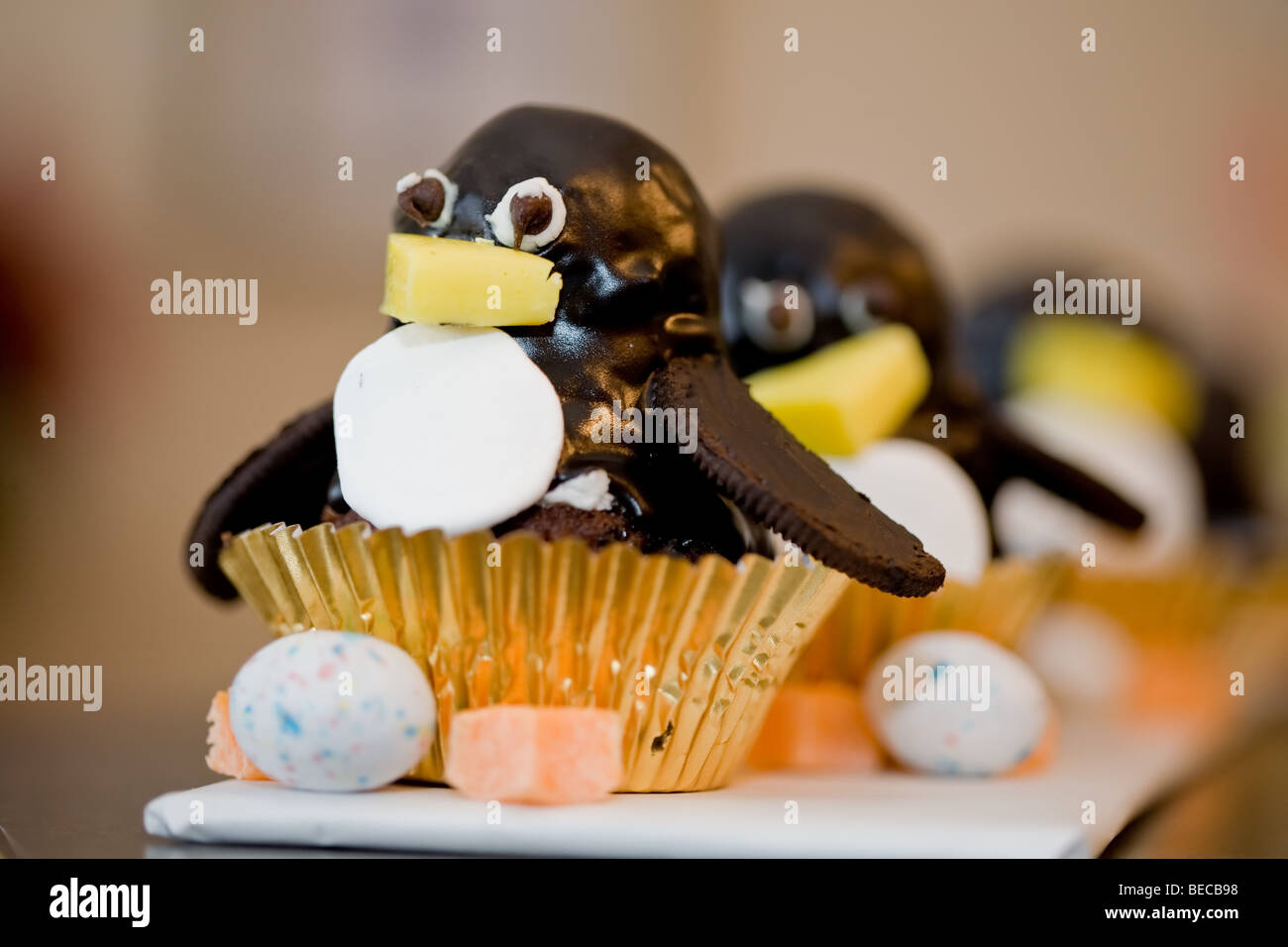Un Petit Gateau Decore Comme Un Pingouin Photo Stock Alamy