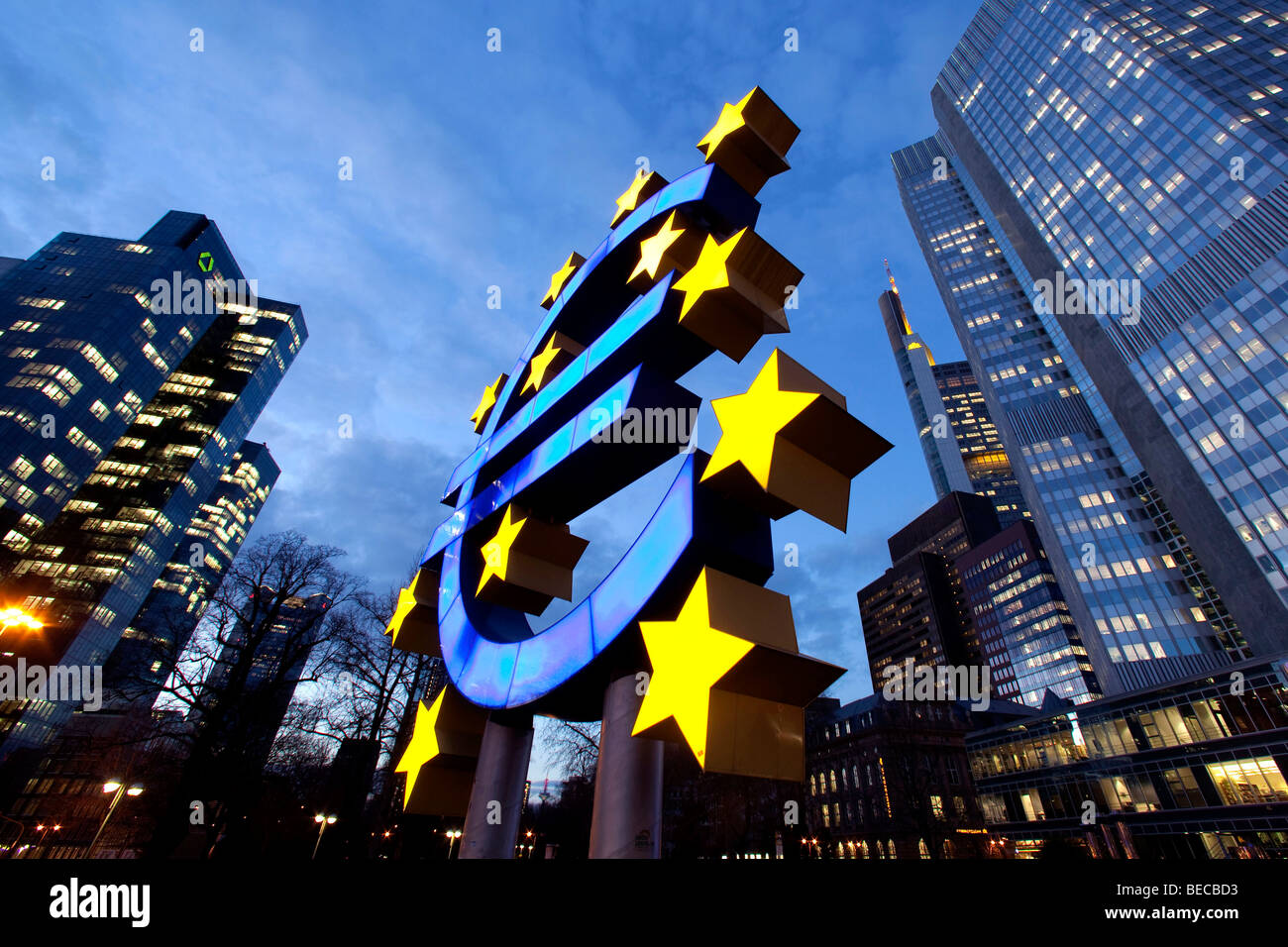 Banque centrale européenne, à droite, avec le symbole euro et Dresdner Bank, à gauche, à Frankfurt am Main, Hesse, Germany, Europe Banque D'Images