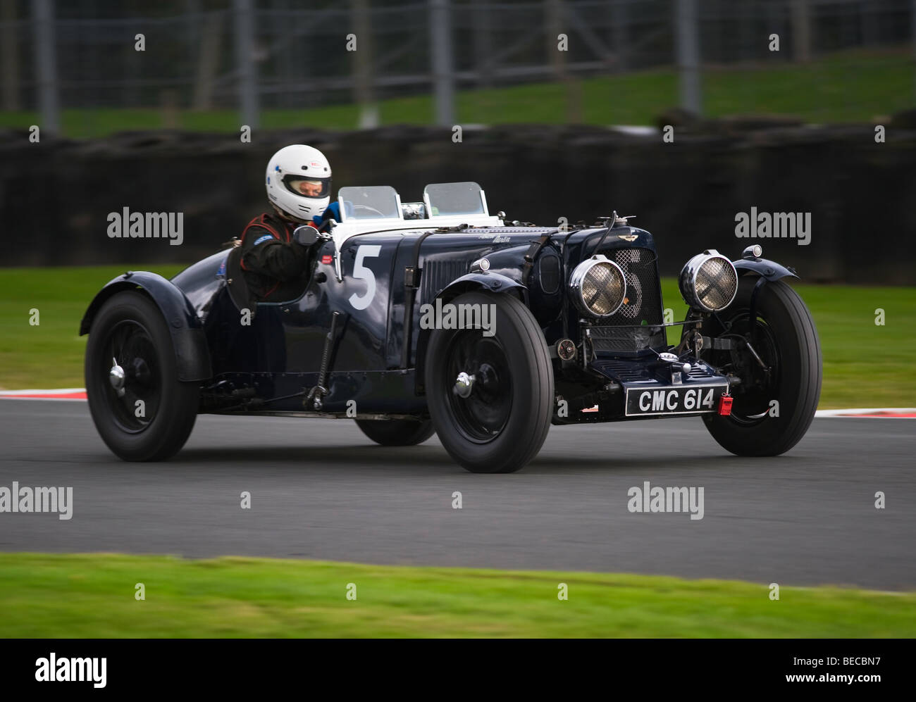 En date du début d'un Roadster Aston Martin Racing at Oulton Park Motor Race Track quitte Old Hall Corner Cheshire England UK Banque D'Images