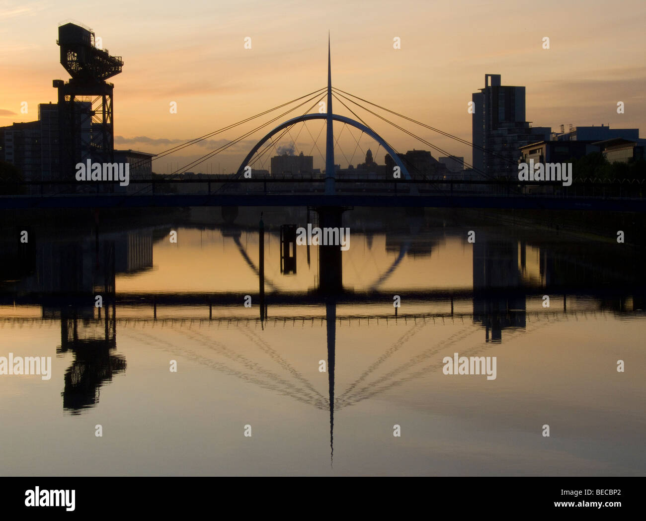 Le lever du soleil sur la rivière Clyde avec silhouettes des ponts et bâtiments, Glasgow Banque D'Images