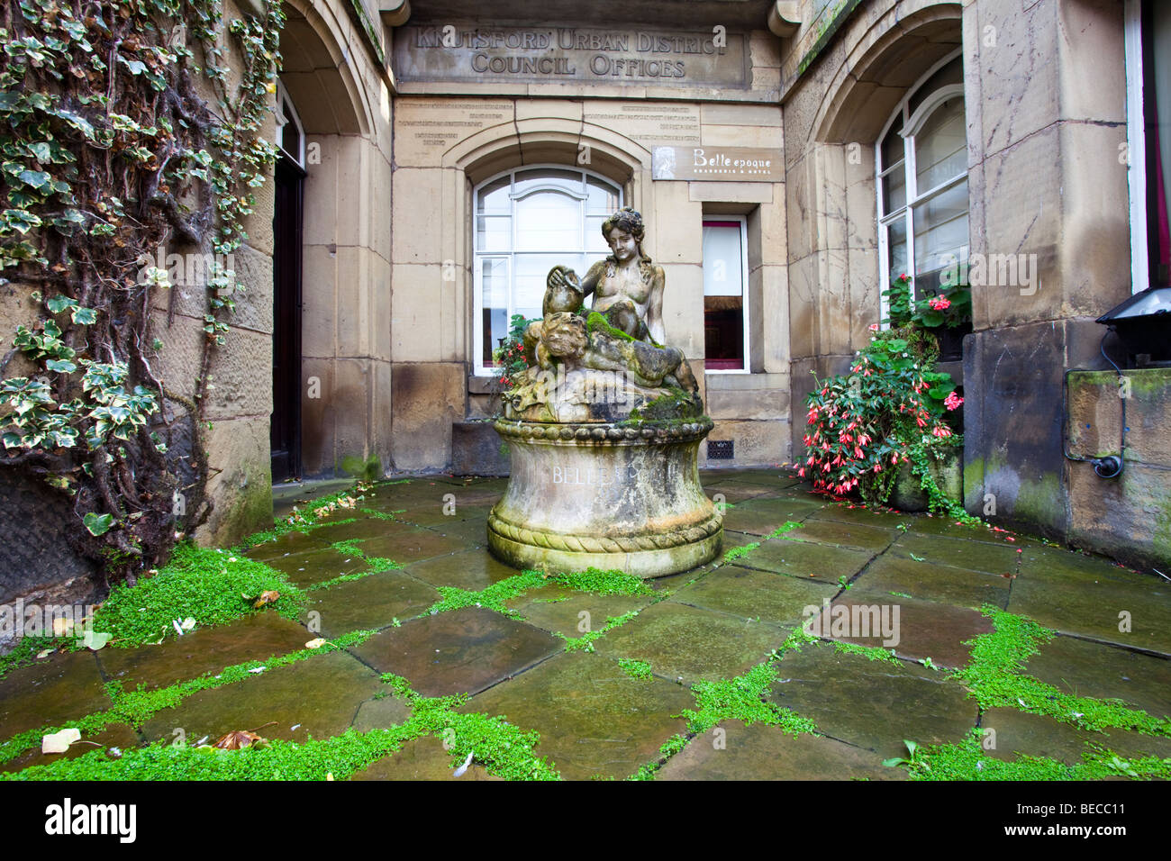 En dehors de l'ancienne statue Knutsford Urban District Council offices qui ont été convertis en brasserie et hôtel Belle Epoque Banque D'Images