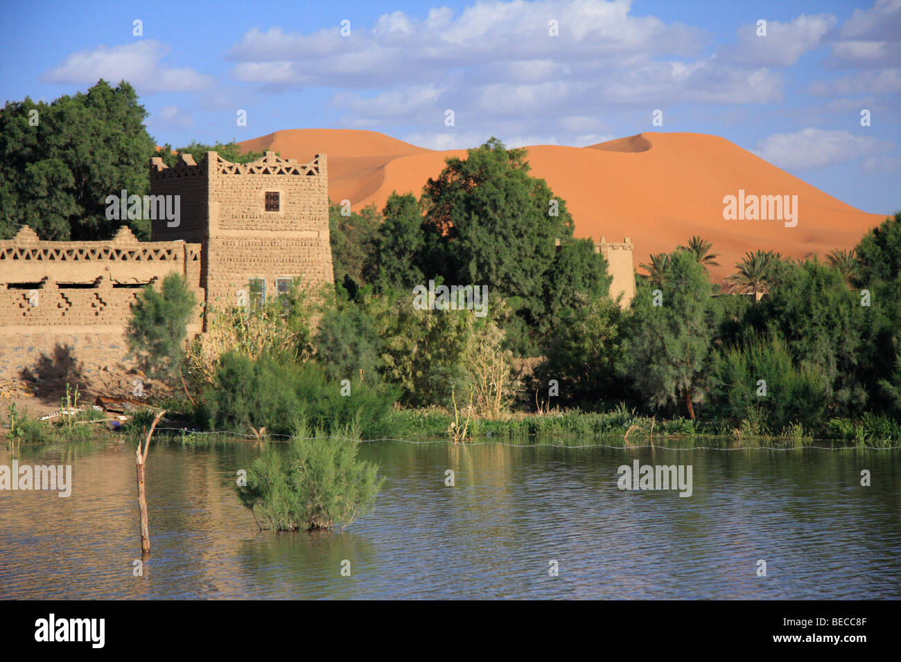 Les bords de l'eau de cheminette à une kasbah sous l'Erg Chebbi dunes de sable dans le désert du Sahara, le Maroc près de Merrzouga Banque D'Images