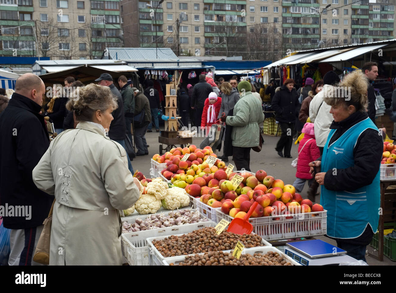Les gens à un shopping marché dimanche à Vilnius, Lituanie. Banque D'Images
