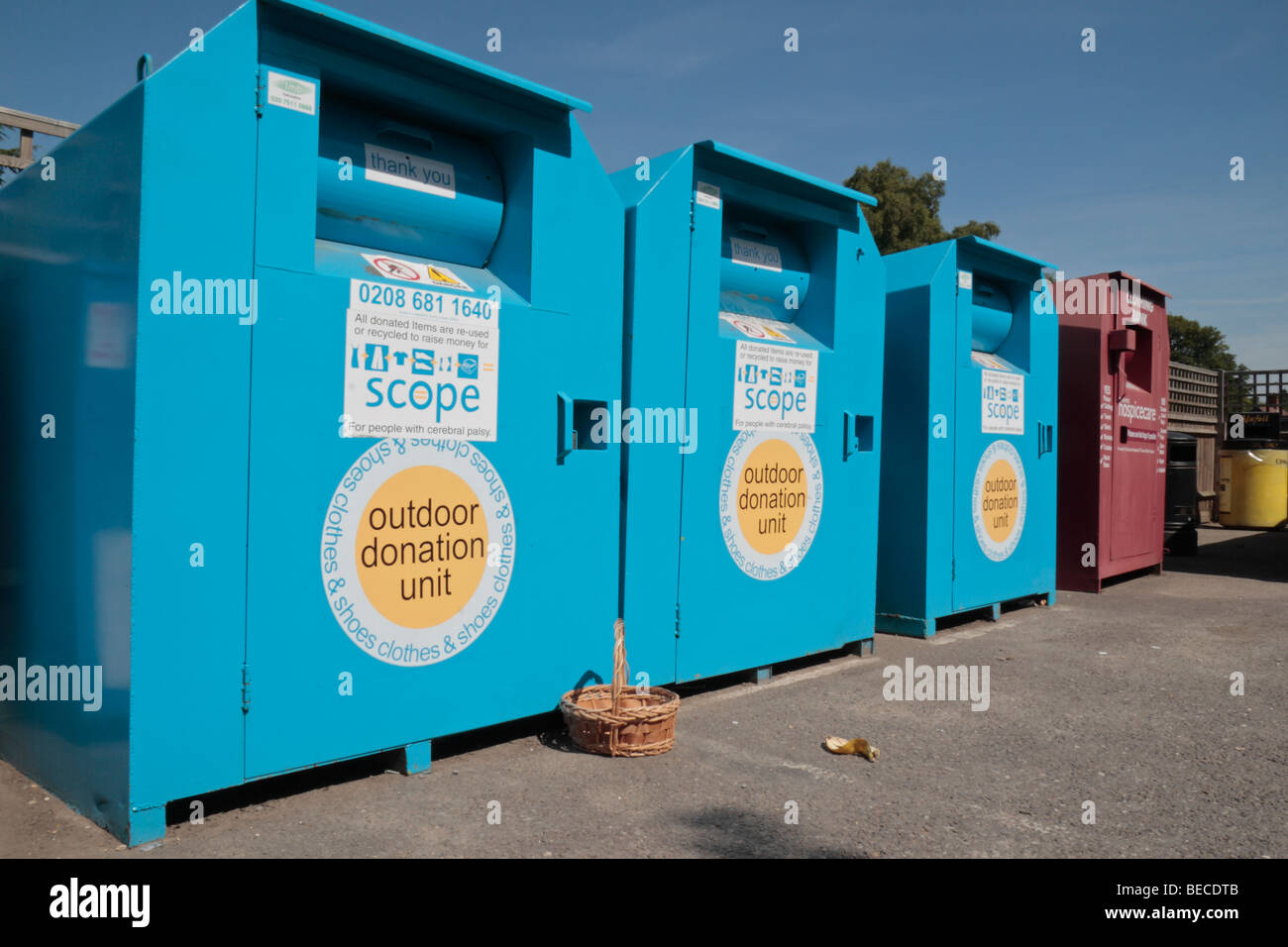 Une ligne de champ d'une des conteneurs de recyclage près de Ascot High Street, au Royaume-Uni. Banque D'Images
