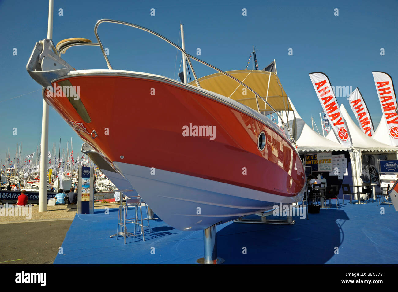 Sleek bateaux à moteur sur l'affichage à l'Grand Pavois salon nautique international à La Rochelle, France. Banque D'Images