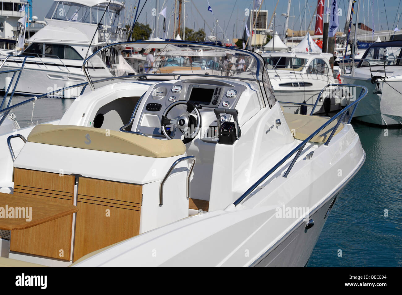 Bateau amarré au Grand Pavois salon nautique international à La Rochelle, France. Banque D'Images