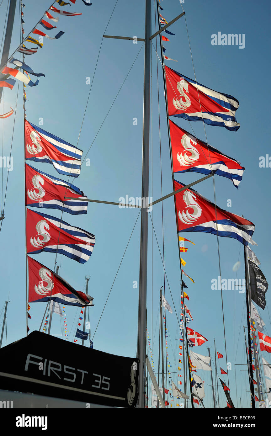 Les mâts des yachts au Grand Pavois salon nautique international à La Rochelle, France. Banque D'Images