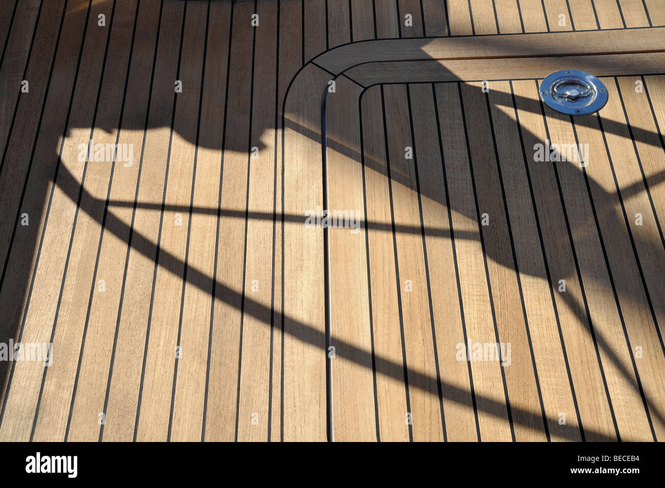 De la roue de yachts ombre sur en teck Banque D'Images