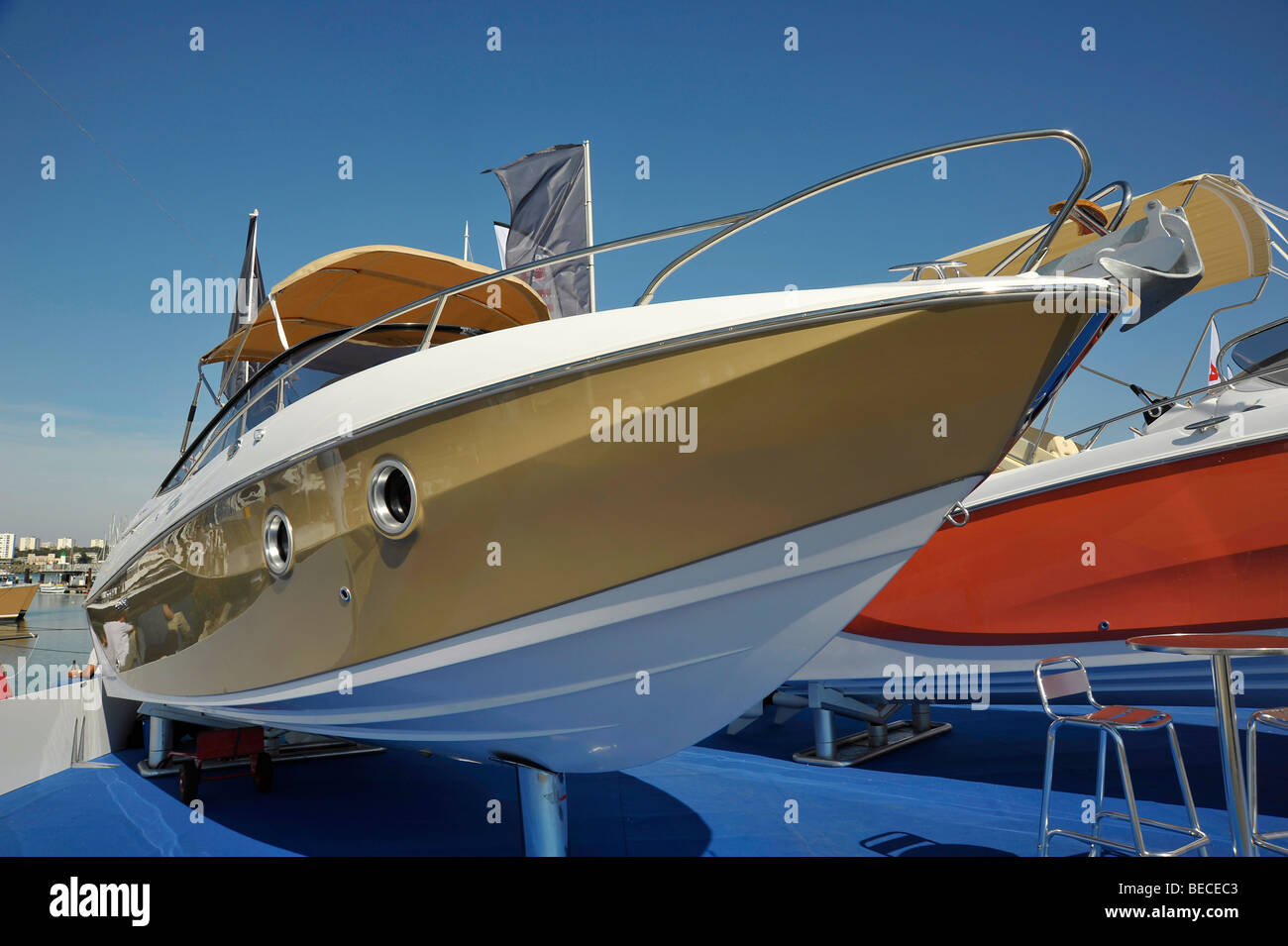 Sleek bateaux à moteur sur l'affichage à l'Grand Pavois salon nautique international à La Rochelle, France. Banque D'Images