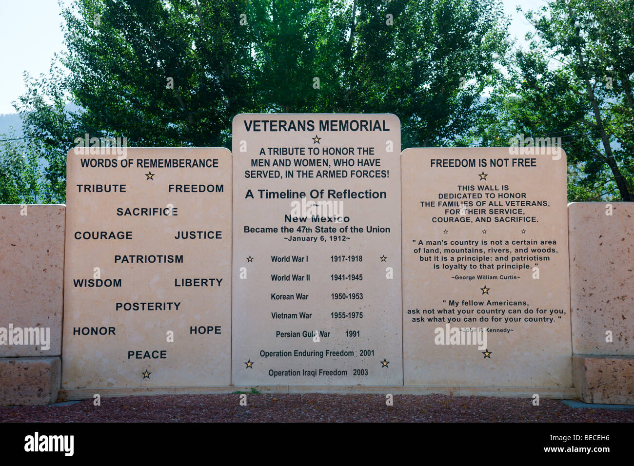 Un mémorial des anciens combattants est rendre hommage aux hommes et femmes qui ont servi dans les forces armées - Questa, Nouveau Mexique. Banque D'Images