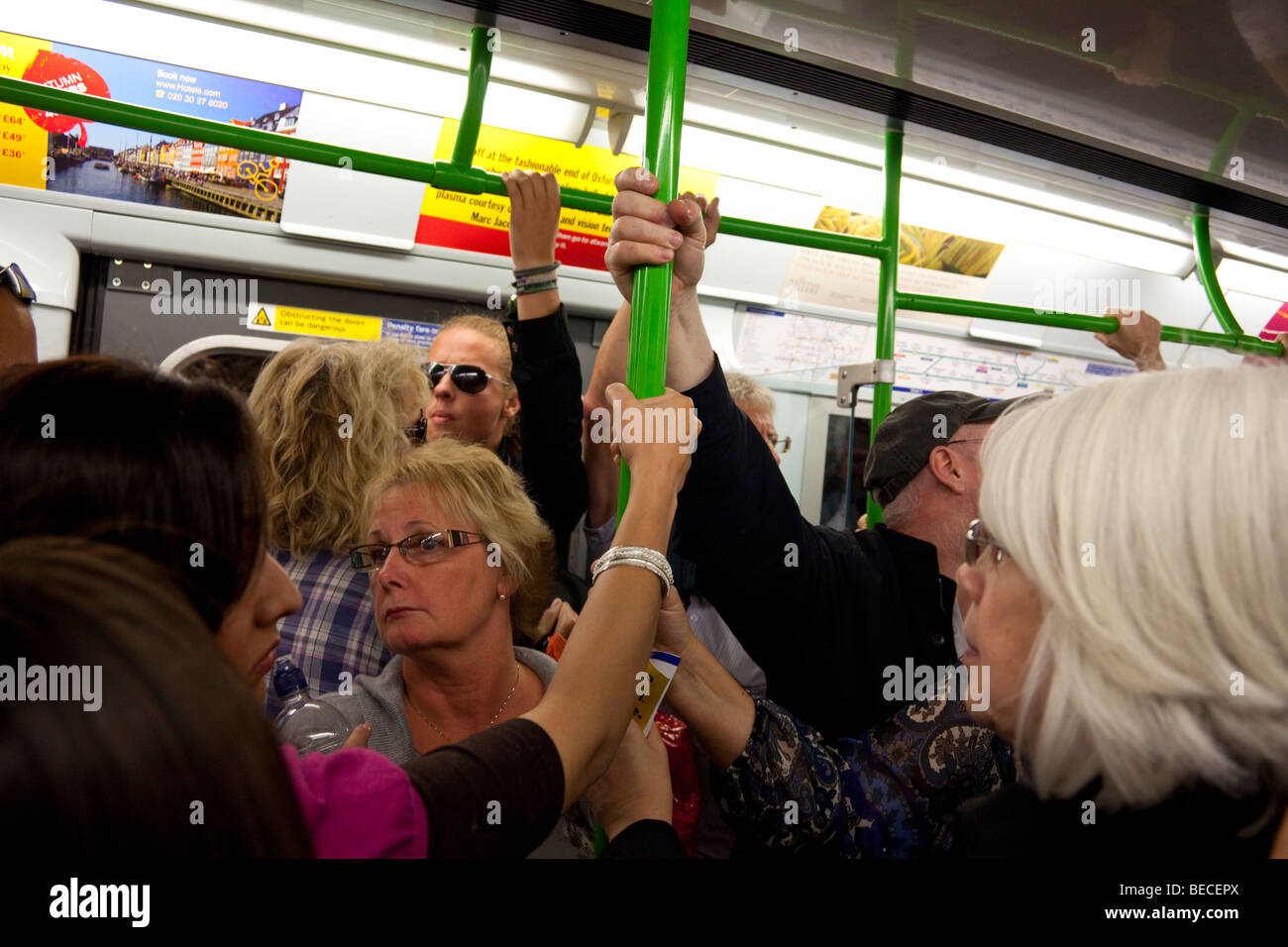 Tube de transport bondé, métro de Londres, Londres, Angleterre Banque D'Images