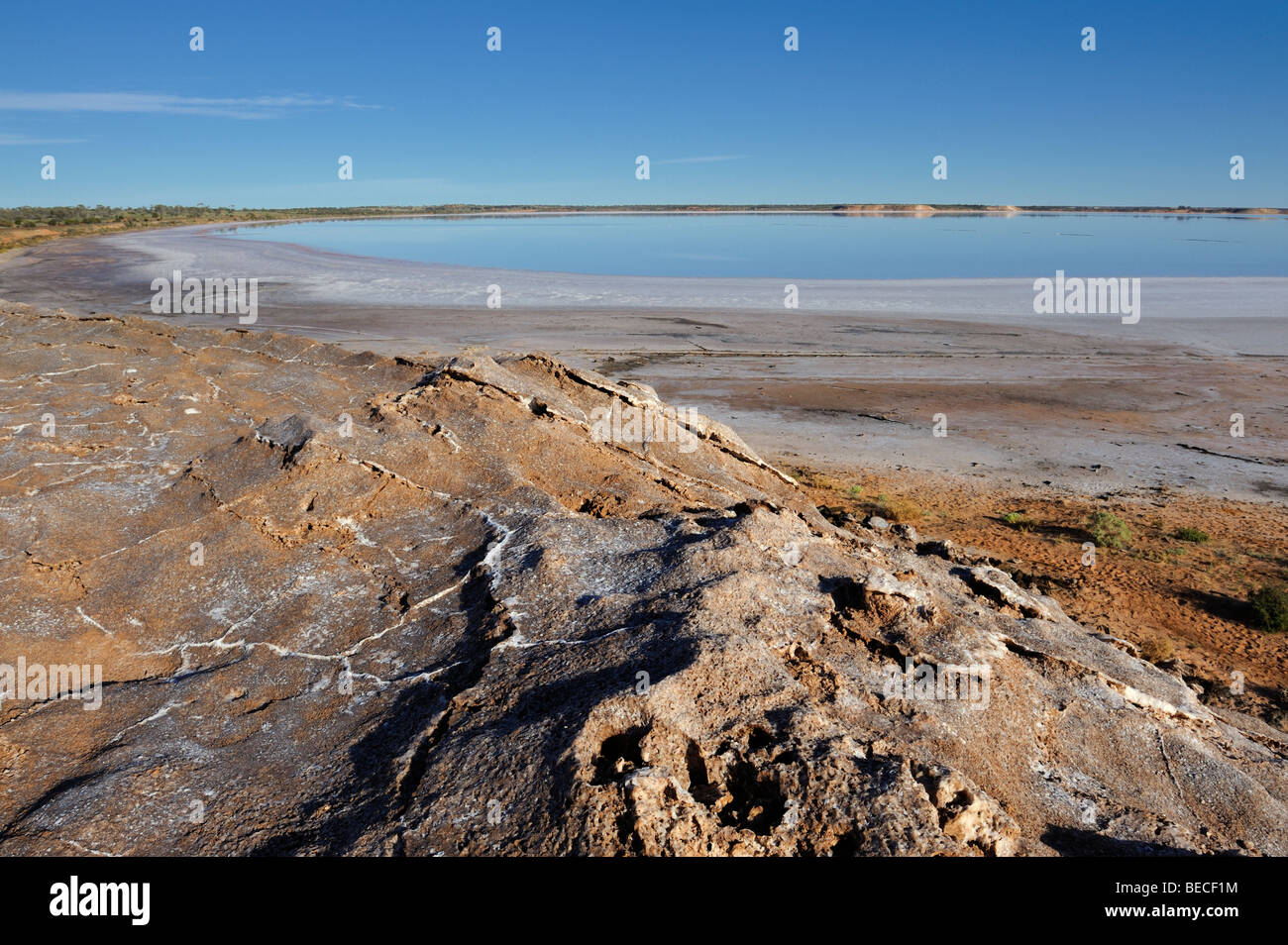 Lake Hart est un lac salé qui est habituellement aride. Cette photo montre avec de l'eau. Banque D'Images