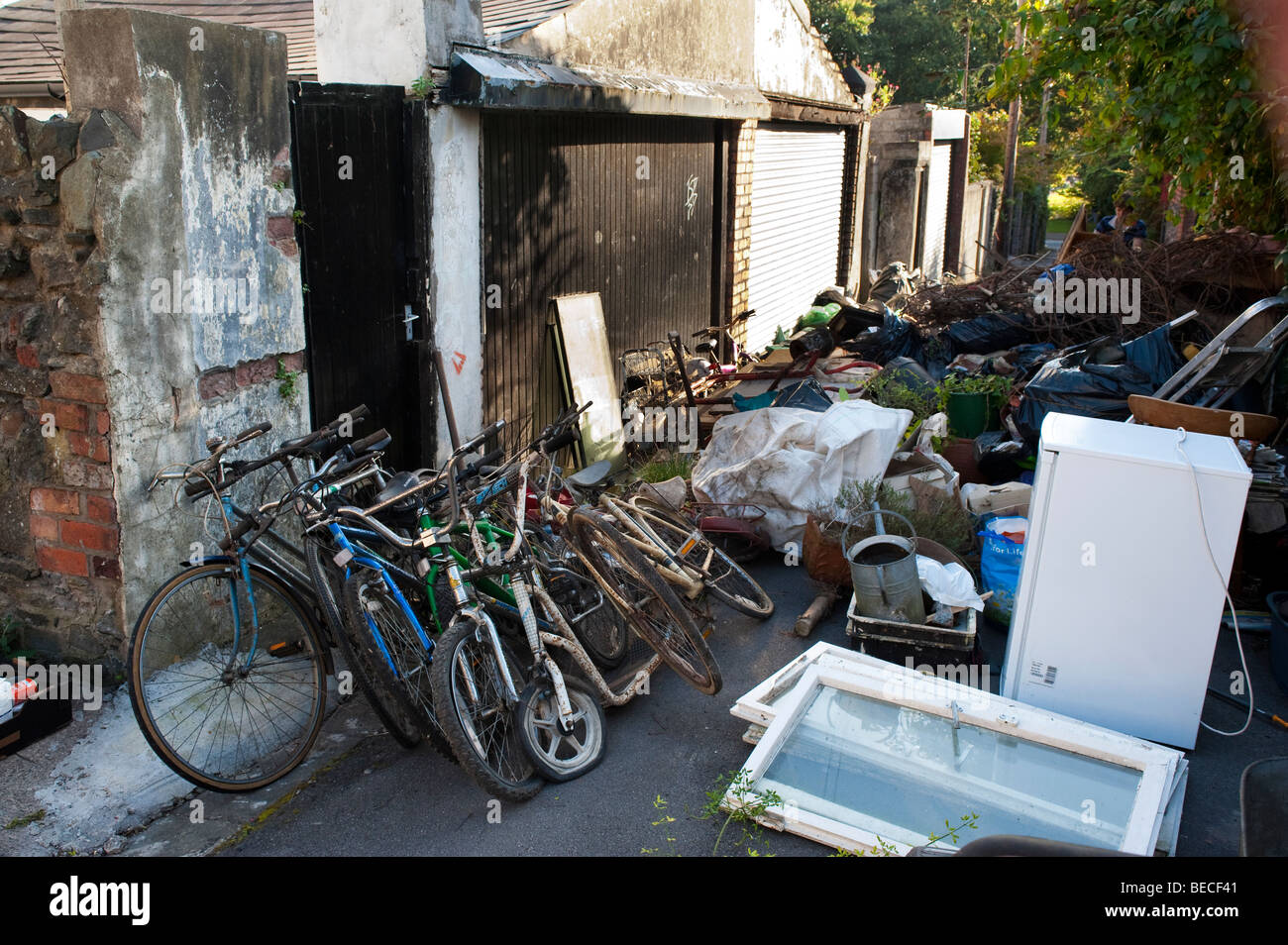 Déchets ménagers à voler dans la ruelle Banque D'Images