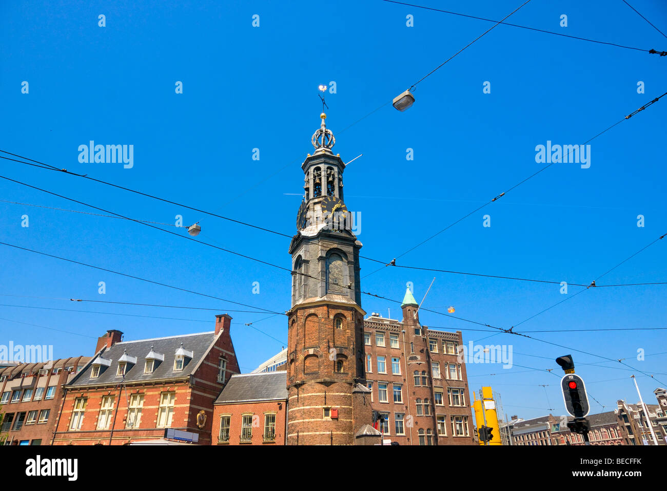 Amsterdam, de tramway et de l'Église près de la Place du Dam Banque D'Images