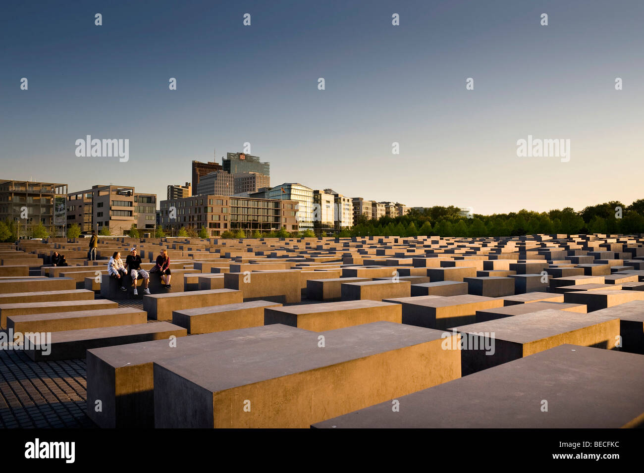 L'humeur du soir au Mémorial aux Juifs assassinés d'Europe, le mémorial de l'Holocauste, en face d'immeubles de grande hauteur sur Potsdam Banque D'Images