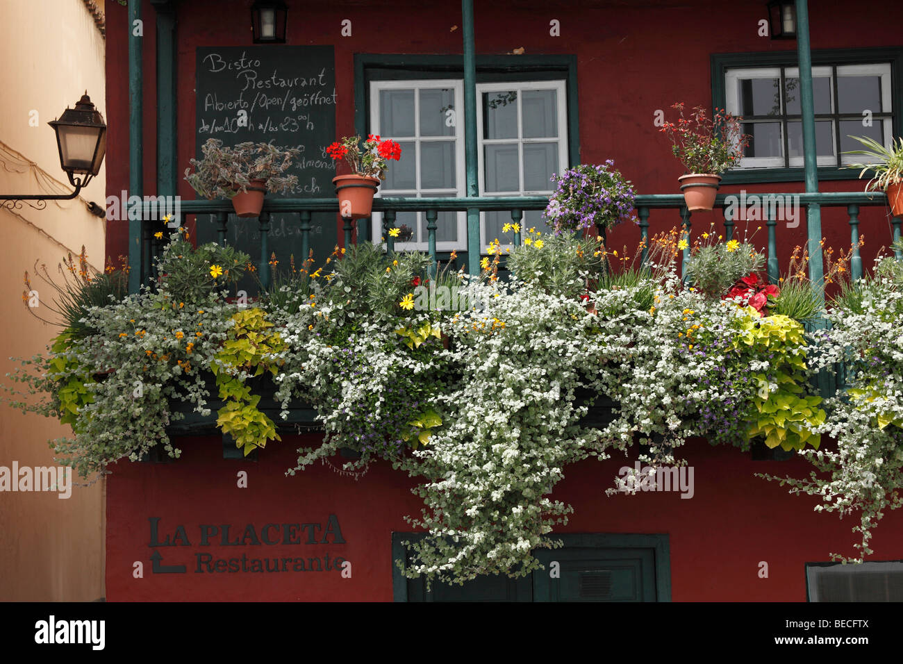 Balcon orné de fleurs, l'Avenida Marítima, Santa Cruz de la Palma, La Palma, Canary Islands, Spain Banque D'Images