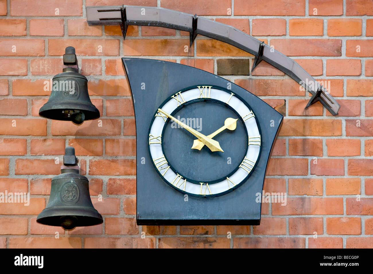 Horloge murale moderne et deux cloches, Copenhague, Danemark Banque D'Images