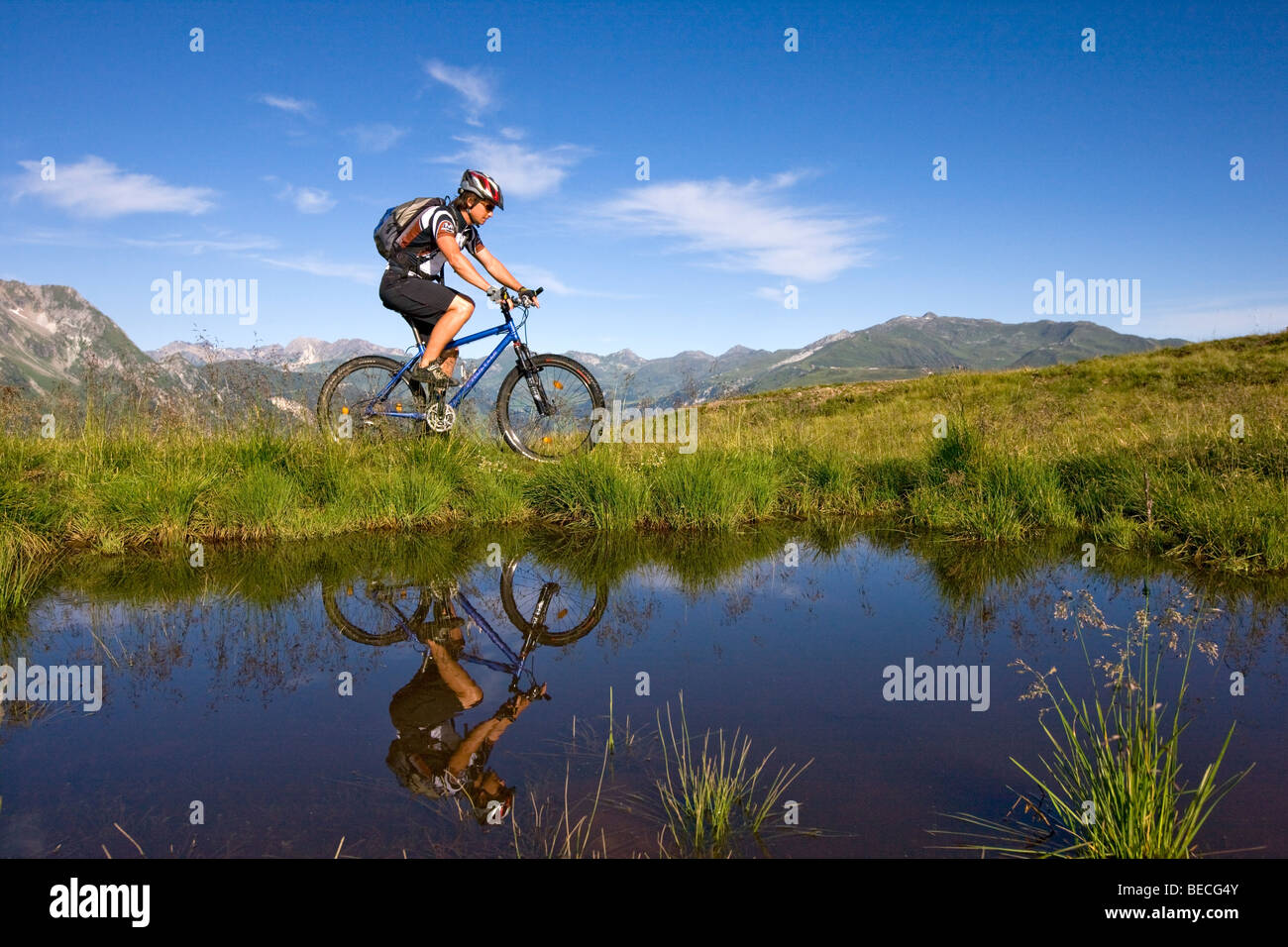 Mountainbiker sur la rive d'un lac de montagne, le nord du Tyrol, Autriche, Europe Banque D'Images