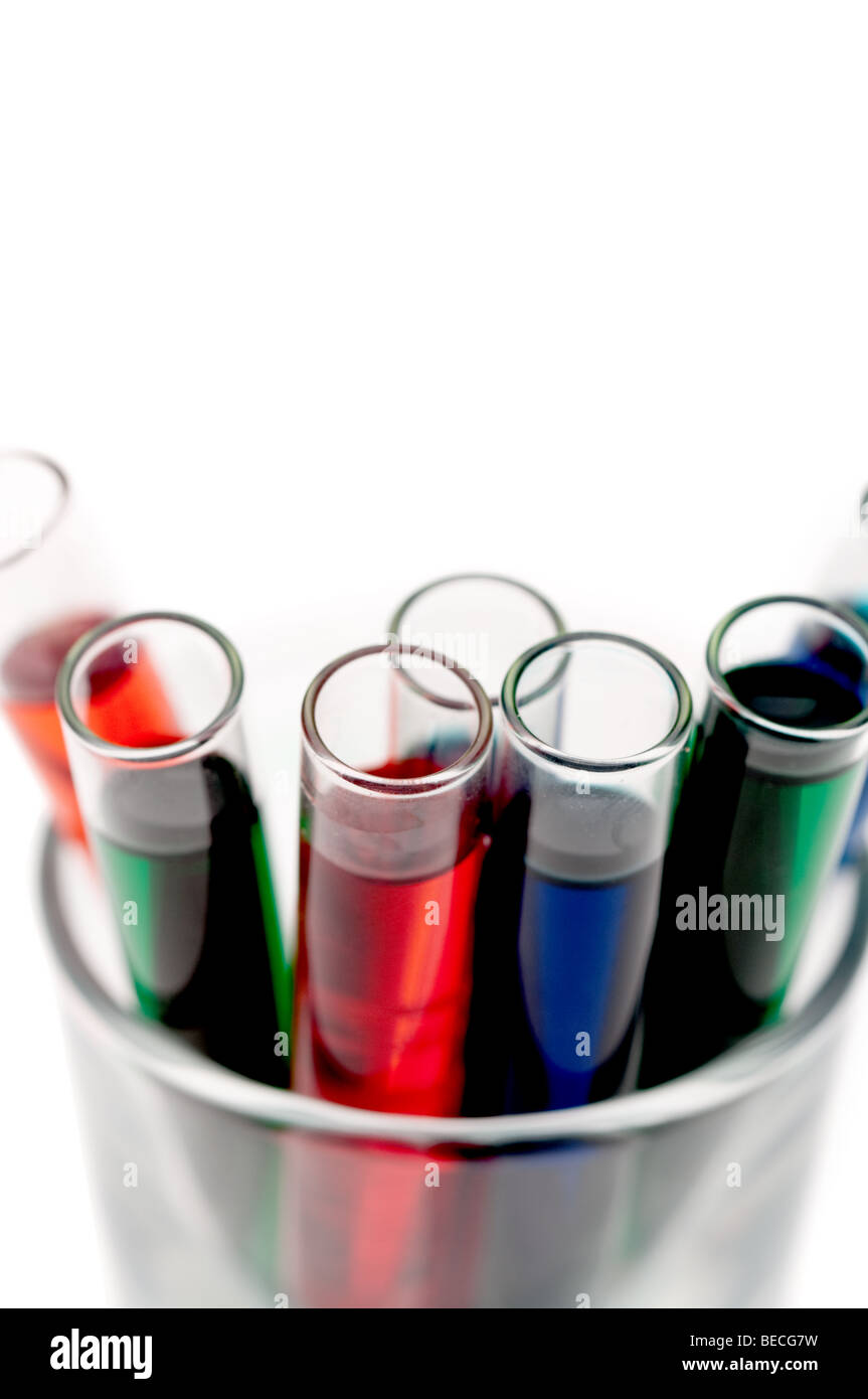 L'accent peu profondes près des tubes à essai remplis de produits chimiques de différentes couleurs Banque D'Images