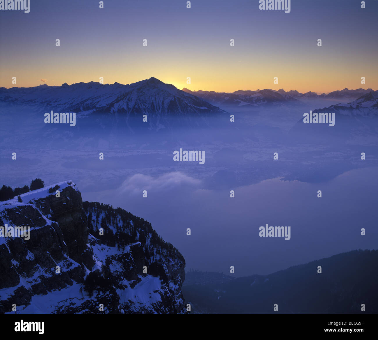 Vue depuis la montagne Niederhorn vers le lac de Thoune en hiver après le coucher du soleil, Berne, Suisse, Europe Banque D'Images