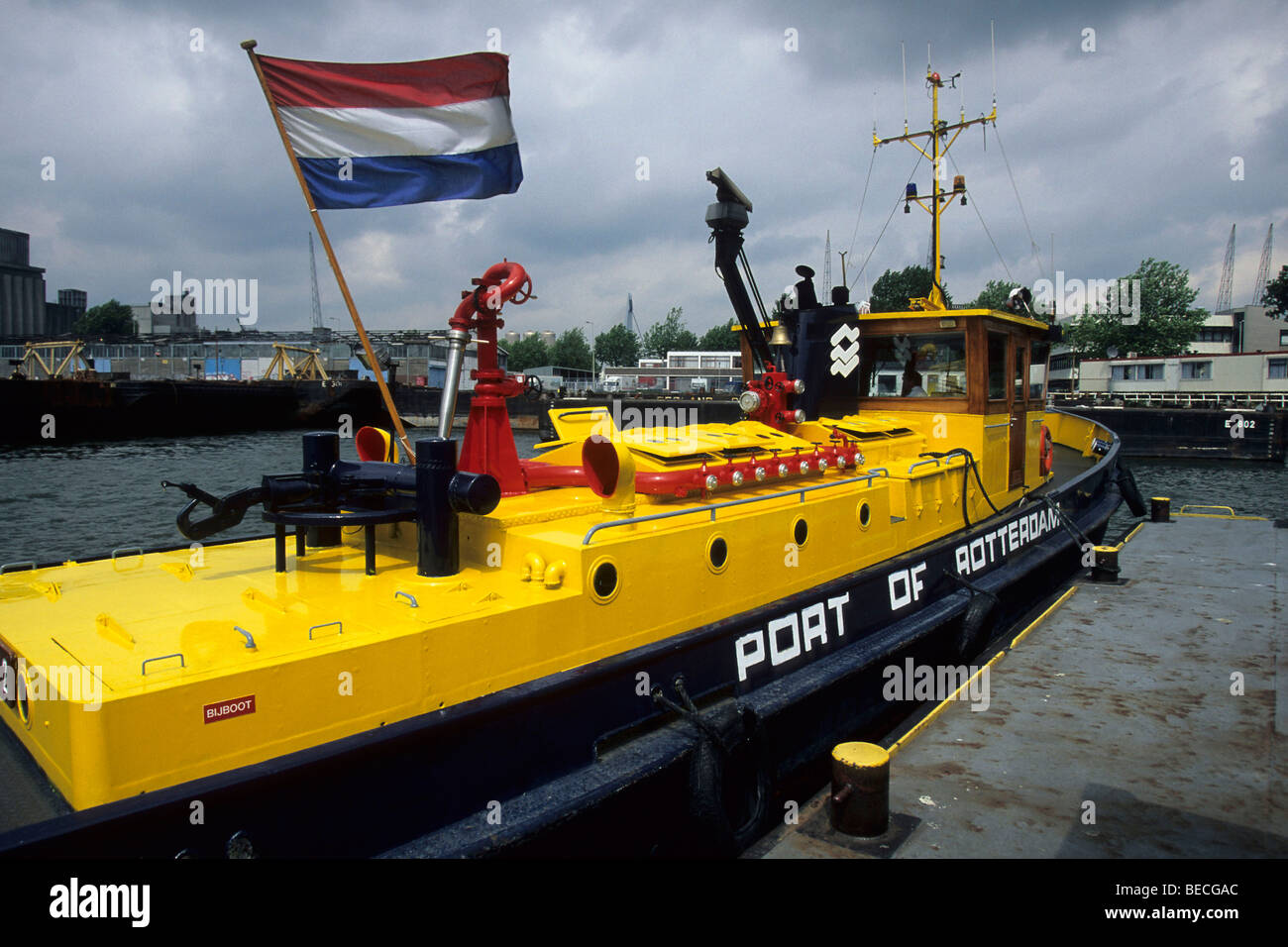 Drapeau national contre ciel gris, jaune bateau port de Rotterdam Harbour, Port de Rotterdam, Pays-Bas, province de Hollande du Sud Banque D'Images