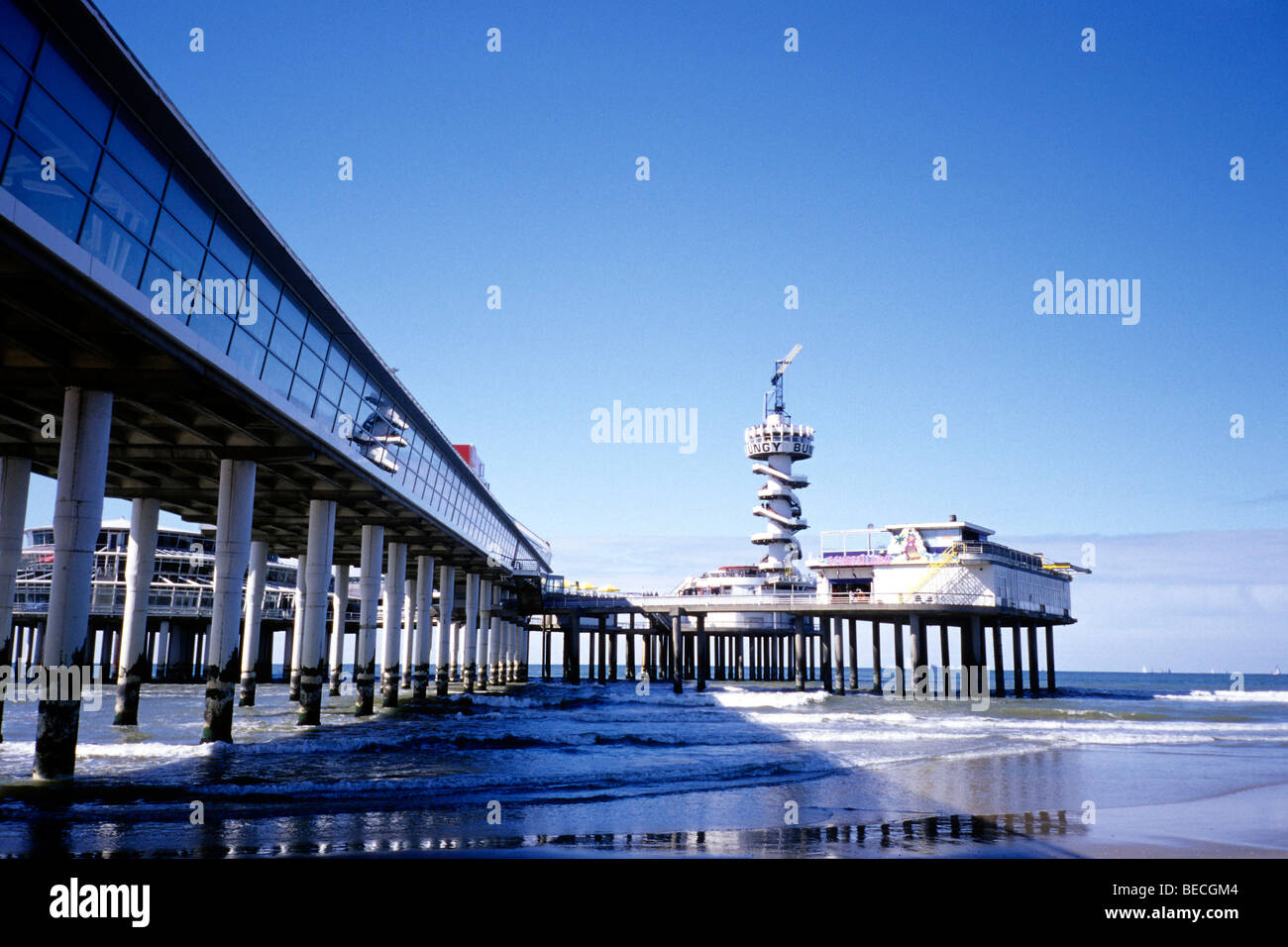 De la jetée Scheveningse sur la plage de Scheveningen, une station balnéaire sophistiqués sur Den Haag voisins néerlandais la mer du Nord Banque D'Images