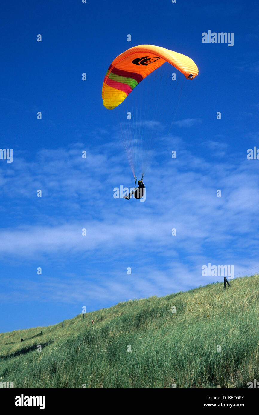 Les sports aériens, le vol avec un parapente sur la côte de la mer du Nord près de Noordwijk, province de Hollande méridionale, Zuid Holland, t Banque D'Images