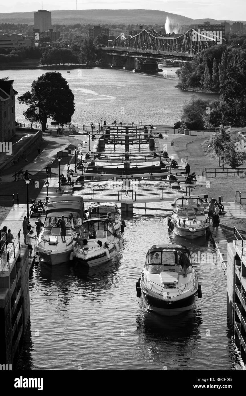 Bateaux au départ du Canal Rideau (site du patrimoine mondial de l'UNESCO) à Ottawa, Ontario, Canada. Banque D'Images