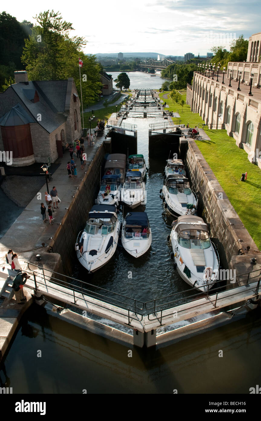 La fermeture d'écluses derrière bateaux se sont réunis à Ottawa les écluses du canal Rideau en attente d'être soulevée à la prochaine catégorie. Banque D'Images