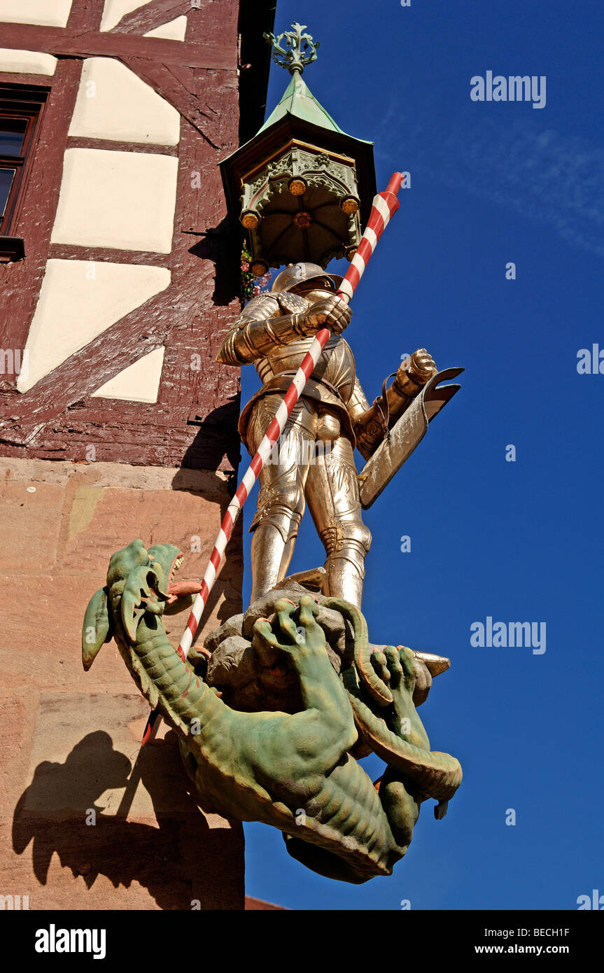Saint George Figure avec dragon sur une maison à colombage, Nuremberg, Bavière, Allemagne, Europe Banque D'Images