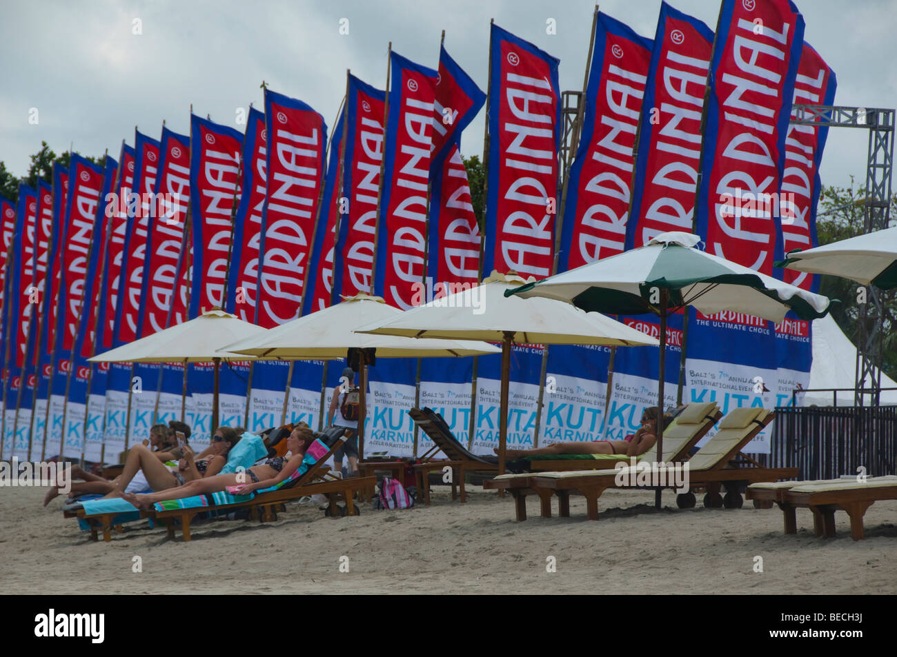 Le soleil sur la plage de Kuta à Bali Indonésie Banque D'Images