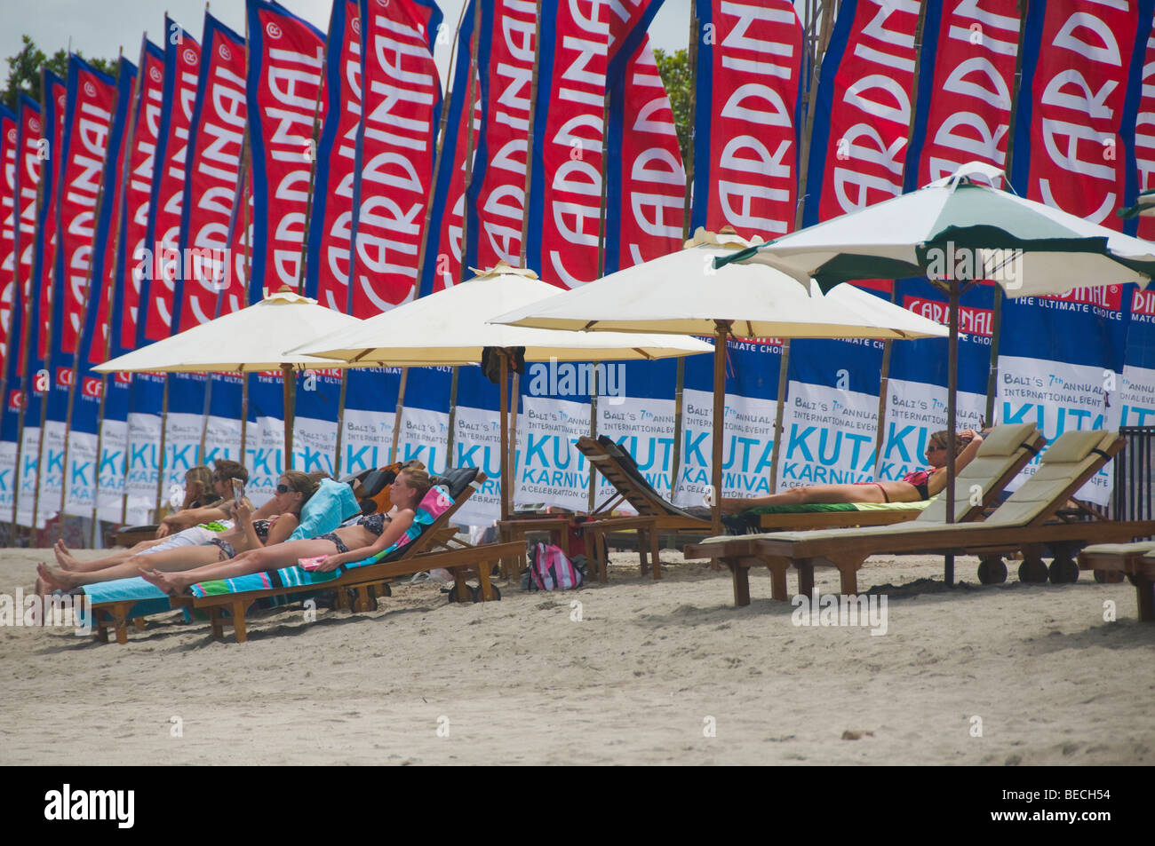 Le soleil sur la plage de Kuta à Bali Indonésie Banque D'Images