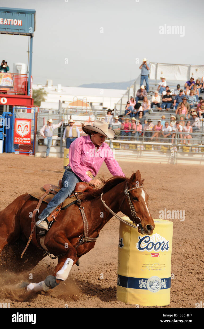 Cowgirls effectuer au 84e congrès annuel de Tucson Rodeo, également connu comme fiesta de los Buenos Aires, à Tucson, Arizona, USA. Banque D'Images