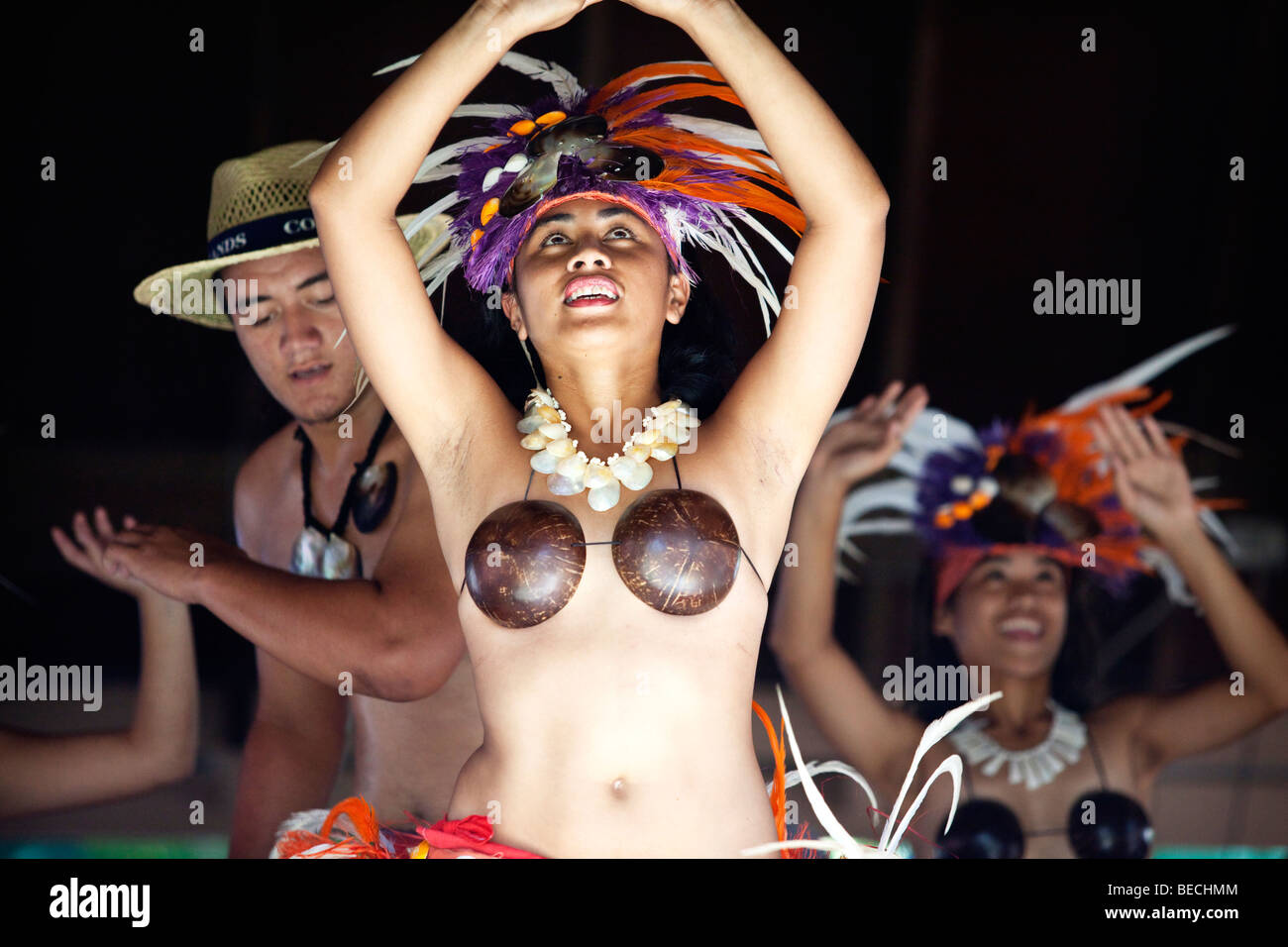Des danseurs traditionnels polynésiens de Rarotonga aux îles Cook dans le Pacifique Sud Banque D'Images