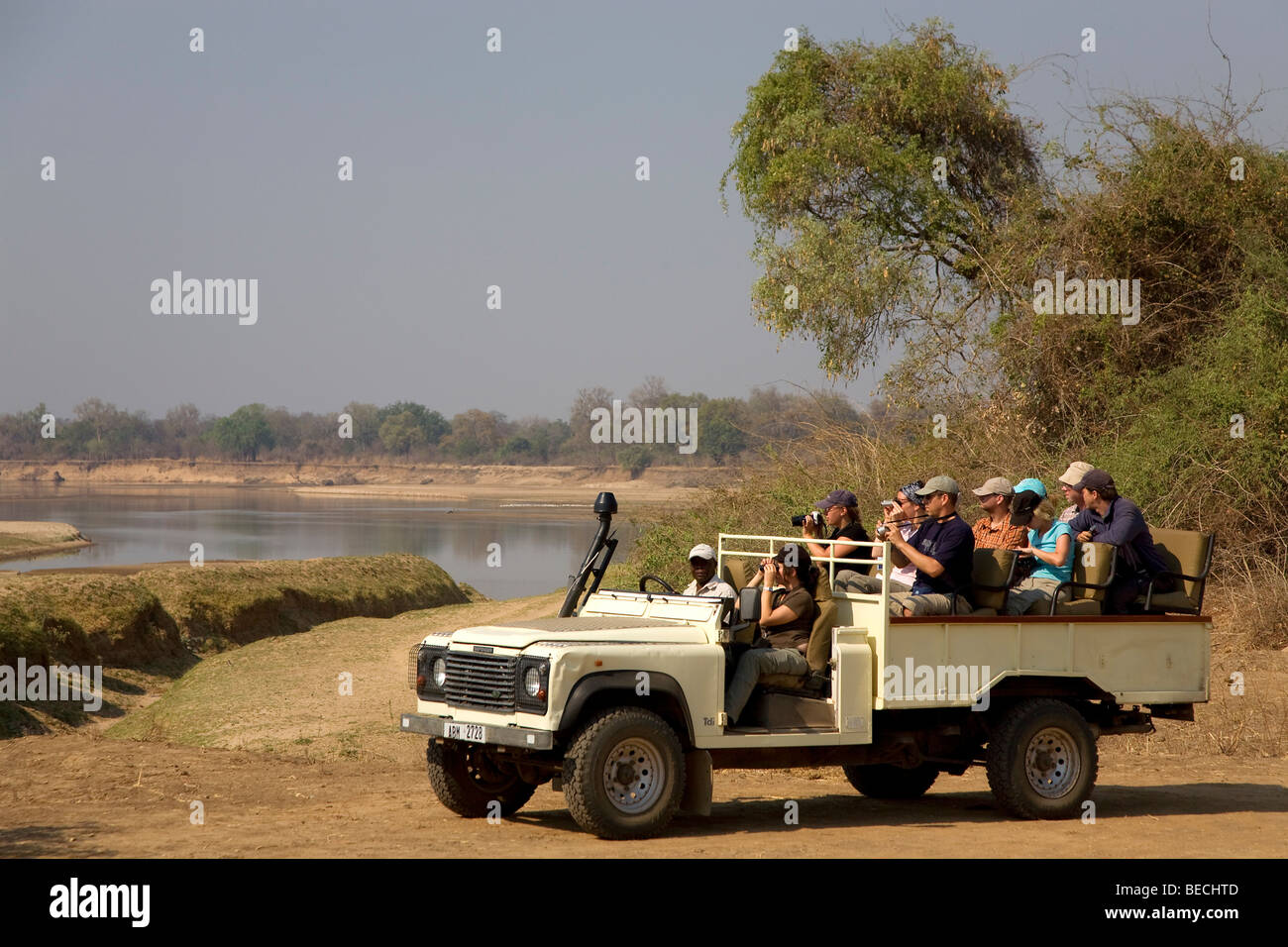 Safari Trip, commande de jeu, les touristes dans le parc national de South Luangwa près de Mfue, Province Orientale, République de Zambie, Afrique Banque D'Images