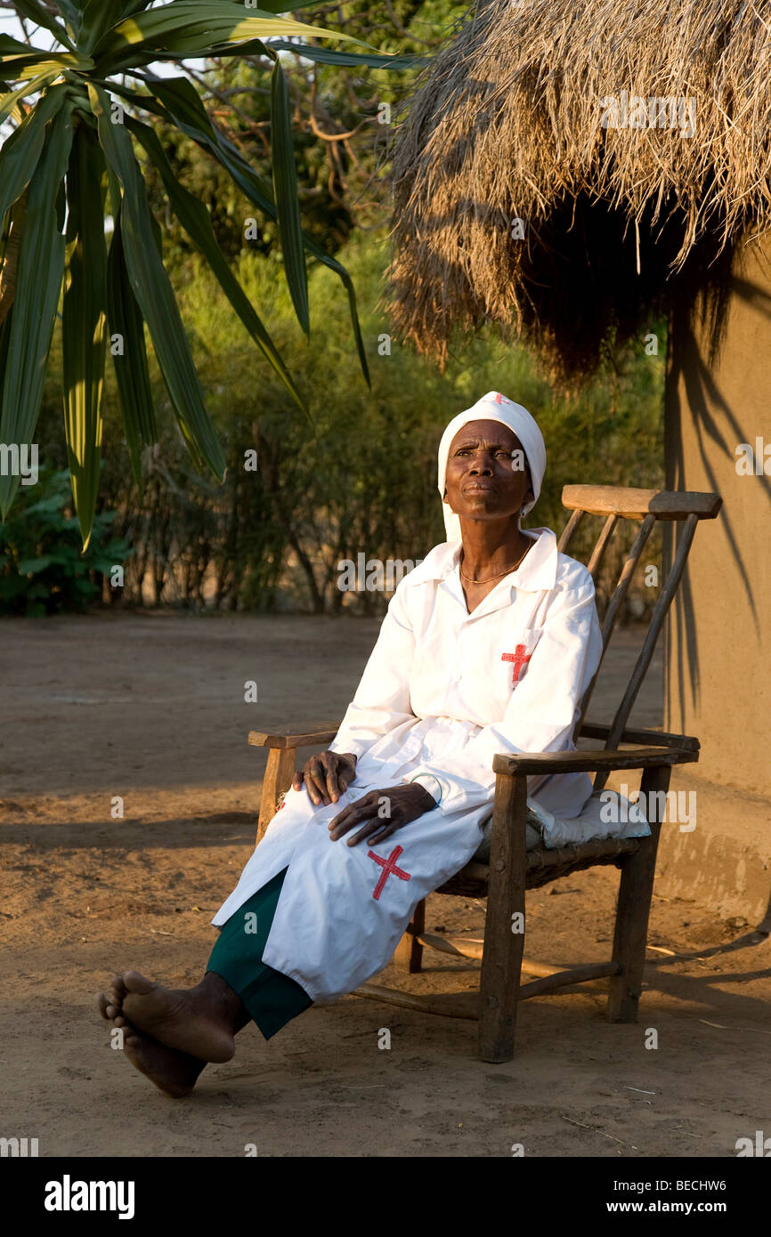 Fanny guérisseur, Kawaza village, Province Orientale, République de Zambie, Afrique Banque D'Images
