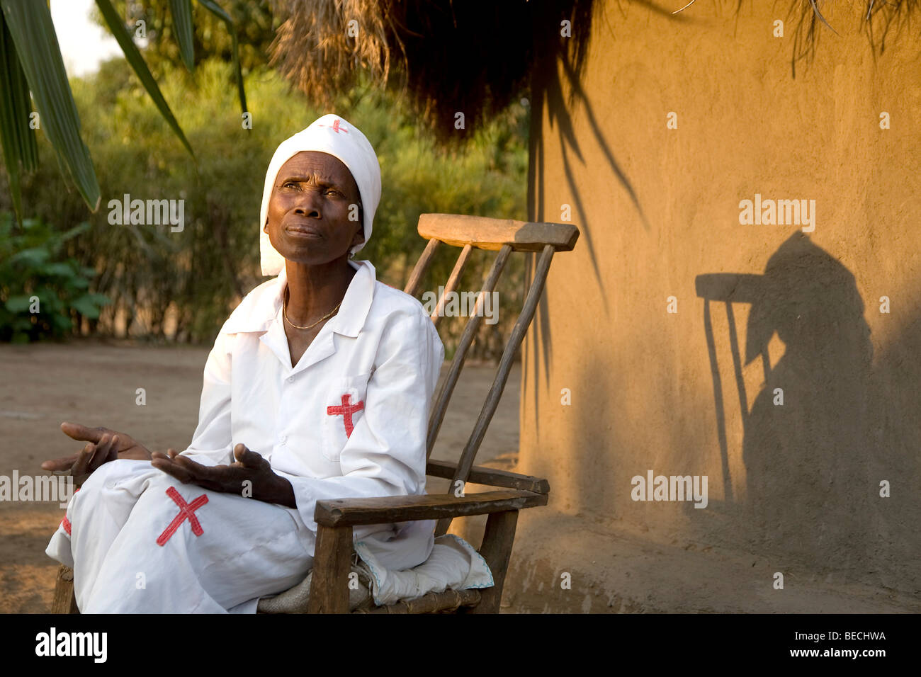 Fanny guérisseur, Kawaza village, Province Orientale, République de Zambie, Afrique Banque D'Images