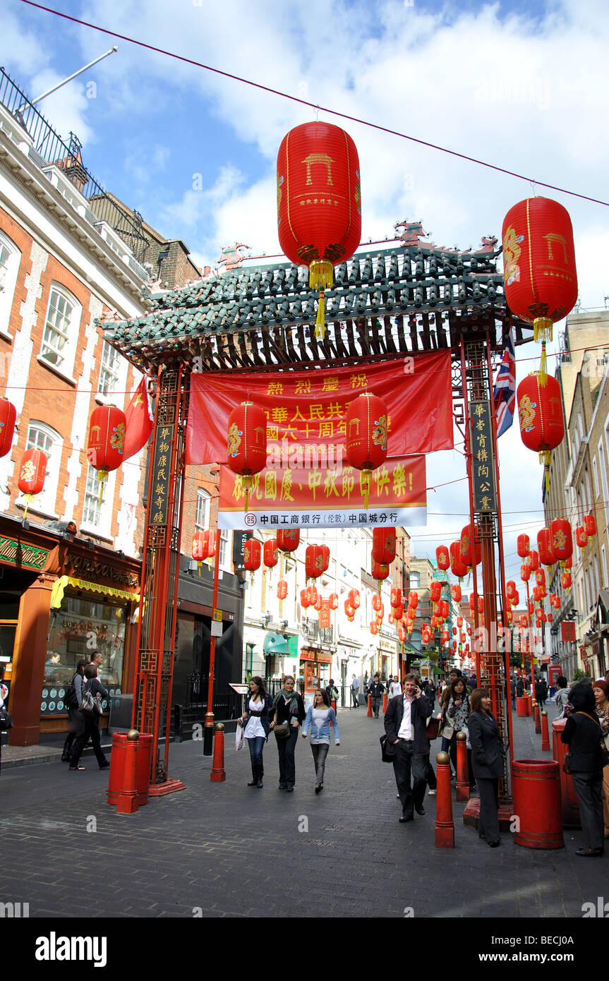 Porte d'entrée de Paifang, Gerrard Street, Chinatown, Cité de Westminster, Londres, Angleterre, Royaume-Uni Banque D'Images